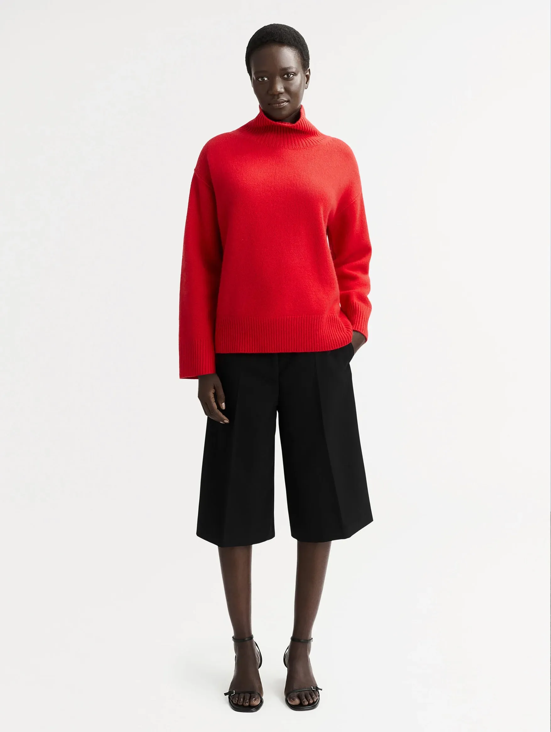 Boyfriend Cashmere Turtleneck in Rouge